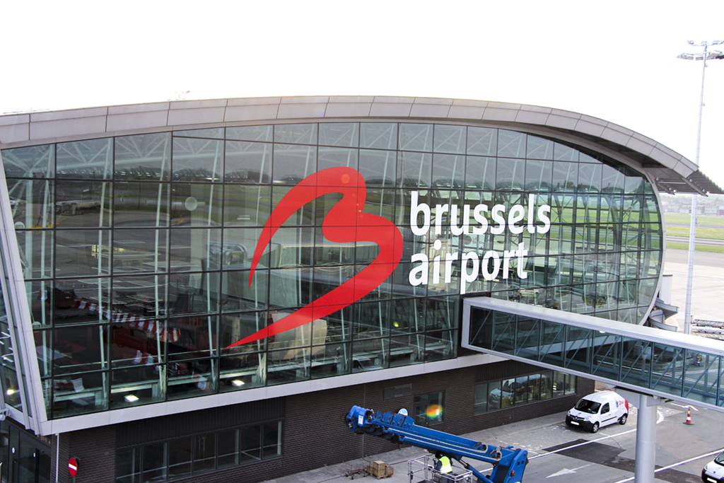 Brussels-Airport_new-logo-on-building